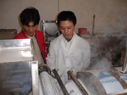 技術(shù)人員教客戶調(diào)節(jié)河粉的厚薄.jpg 技術(shù)人員教客戶調(diào)節(jié)河粉的厚薄.jpg